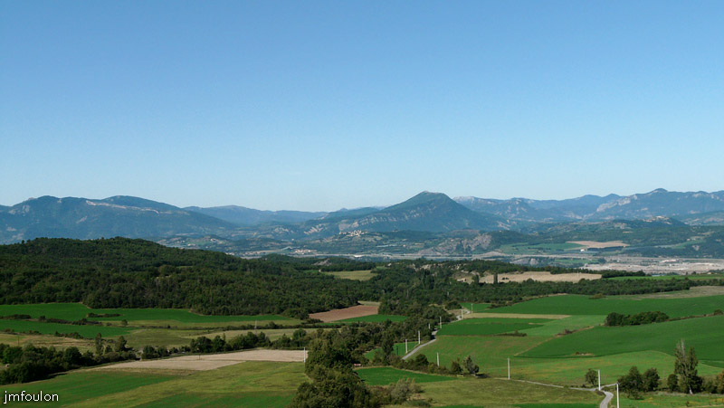 tour-melve-41web.jpg - Vue vers le Sud/Ouest. Au plus près au second plan de gauche à droite la Mtg et le Pic de St Cyr (1365 m) et la Mtg de Chabre (1352 m). Sous elle à gauche le village et le château d'Upaix