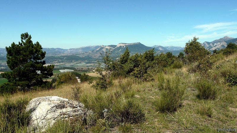 tour-melve-42web.jpg - Autre vue vers l'Ouest. Tout à droite la Crête des Selles (1333 m) et au plus haut la Mtg d'Aujour (1834 m)