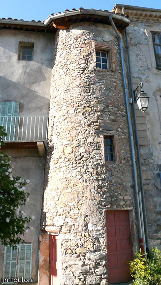 turriers-03web.jpg - Vue sur la demie tour séparant deux façades sur la place du village