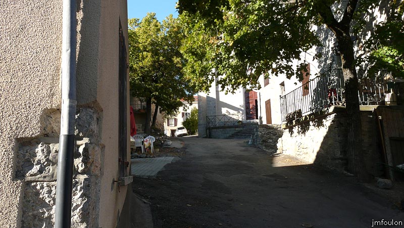 turriers-33web.jpg - Rue montant à l'église Saint Antoine dont on aperçois le parvis et l'entrée
