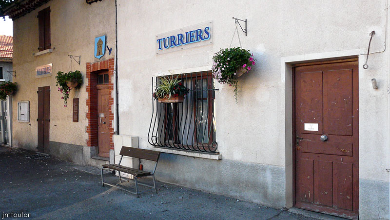 turriers-55web.jpg - La mairie et la salle de réunion de Turriers sur la place du village