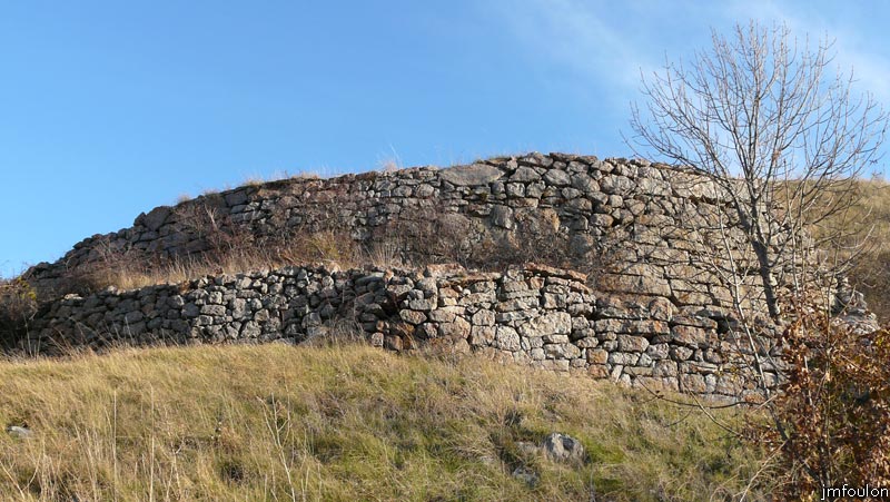 valavoire-23web.jpg - Les vestiges des murailles du château au Sud