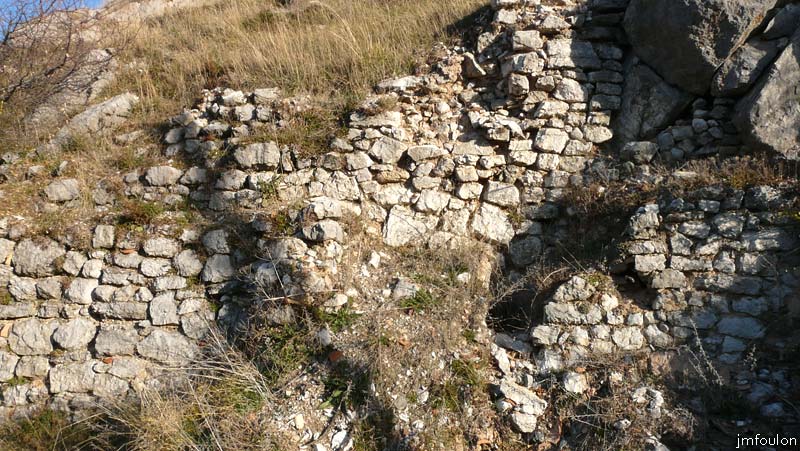 valavoire-29web.jpg - Ruines au pied de la motte castrale au Sud