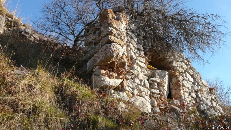 valavoire-33web.jpg - Ruines au pied de la motte castrale au Sud/Est