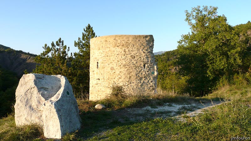 vaumeilh-chateau-02web.jpg - La Tour de Guet et à gauche "le rocher qui parle"