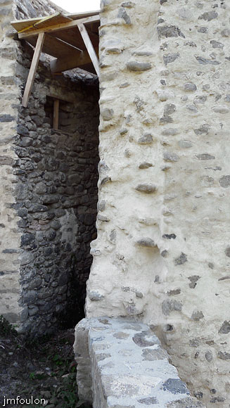 vaumeilh-chateau-06web.jpg - Intérieur de la Tour depuis le rempart. On voit que celui-ci montait jadis à hauteur de la Tour de Guet