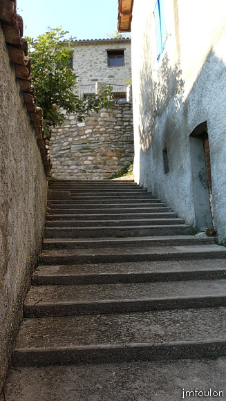vaumeilh-32web.jpg - Le passage en escalier. La calade à été recouverte