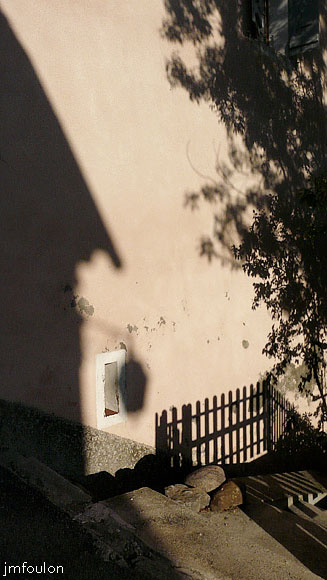 vaumeilh-49web.jpg - Ombres et lumière sur la façade longée par le petit passage