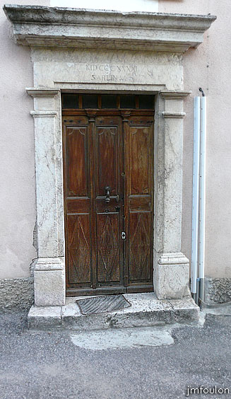 vaumeilh-52web.jpg - La maison Sarlin. Entrée principale très cossue est dotée d'une inscription " MDCCCXXXI Sarlin Vor " (1831)