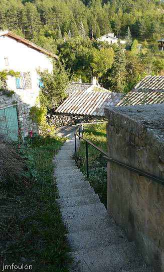 vaumeilh-59web.jpg - Petit escalier qui permet de redescendre dans le bas du village