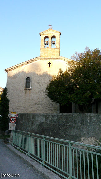 vaumeilh-76web.jpg - Entrée du village au niveau du ravin de Rabanelles. A droite l'église Saint-Marcellin d'Embrun