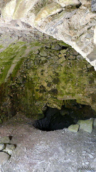 vx-vllage-26web.jpg - Intérieur de la cave voûtée. Au fond de celle-ci se trouve une cavitée obstruée. Voici tout ce que l'on peut encore voir du vieux village. Il y a d'autre vestiges mais ceux-ci sont totalement envahis par la végétation et inaccéssibles