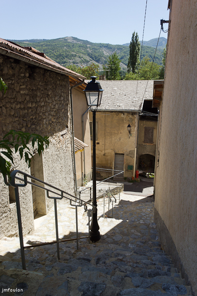 lettret-15.jpg - Ruelle en escalier qui relie la rue de l'Eglise au haut du village.