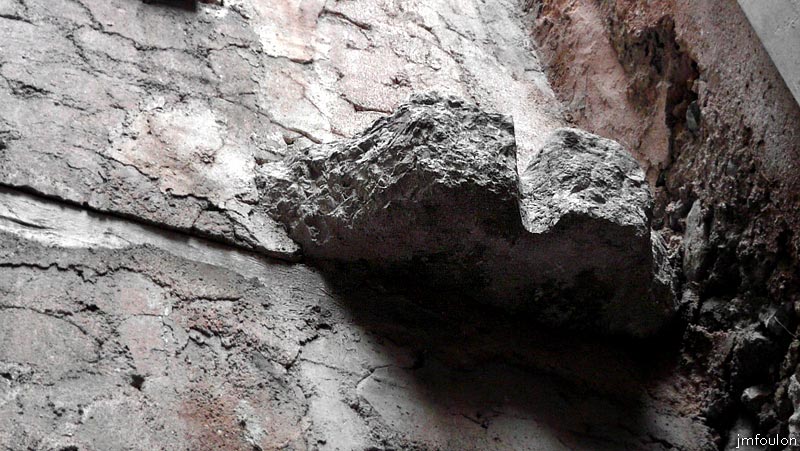la-motte-27web.jpg - Détail de la vue précédente - Une pierre taillée, sorte de corbeau de forme trapézoidale précisément  entaillé en son centre