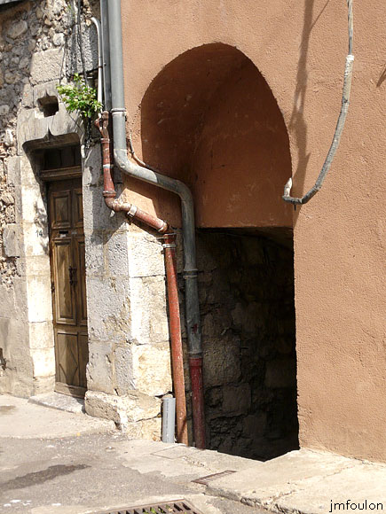 la-motte-31web.jpg - Passage couvert rue Sainte Catherine, et à gauche une des quelques belles portes de la Motte (XVIe)