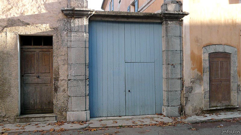 la-motte-47web.jpg - Château des comtes d'Hugues rue Sainte Catherine. Entrée cochère