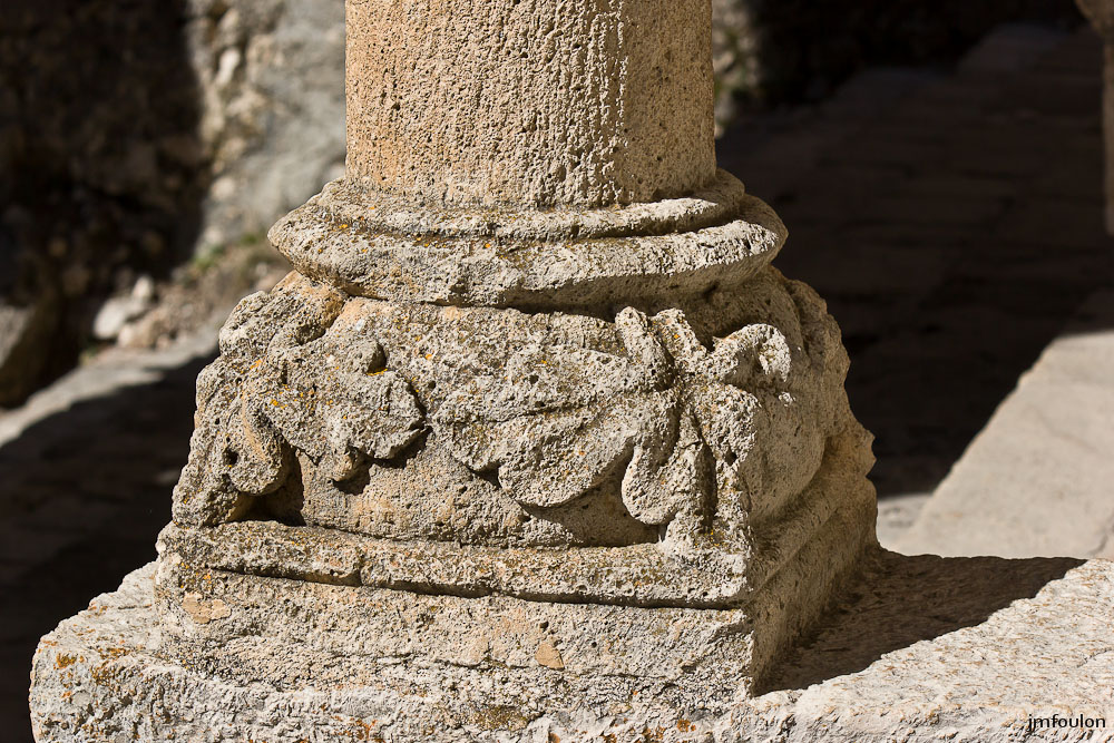 nd-beauvoir-043.jpg - Détail du pied d'une des colonnes qui tiens le préau devant l'entrée à Notre Dame de Beauvoir