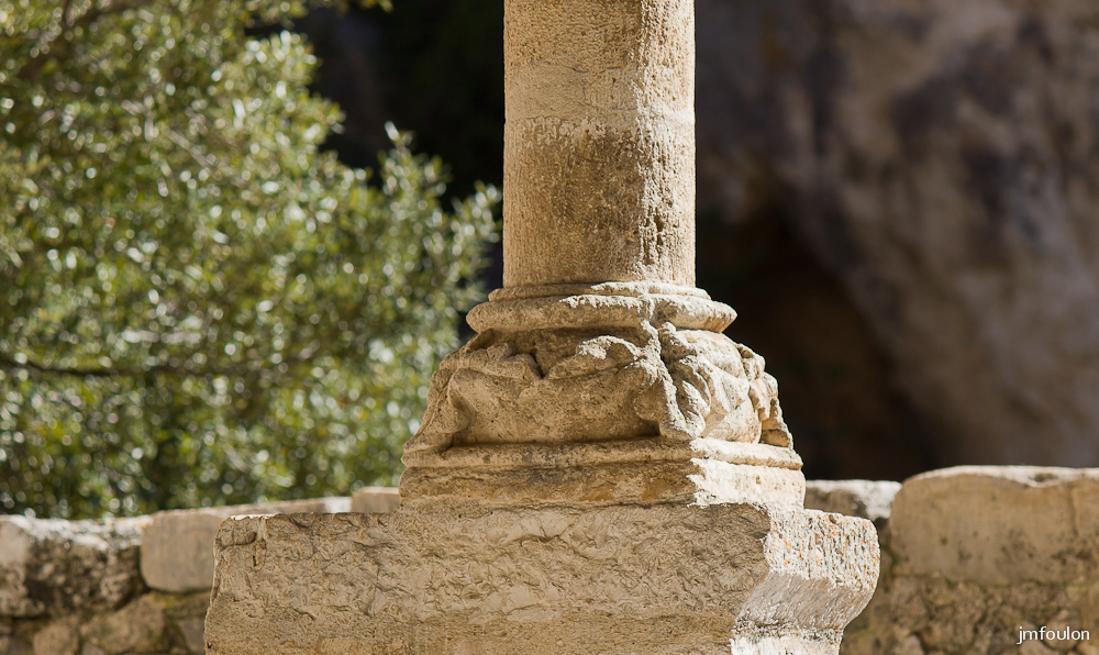 nd-beauvoir-044.jpg - Détail du pied d'une des colonnes qui tiens le préaux devant l'entrée à Notre Dame de Beauvoir