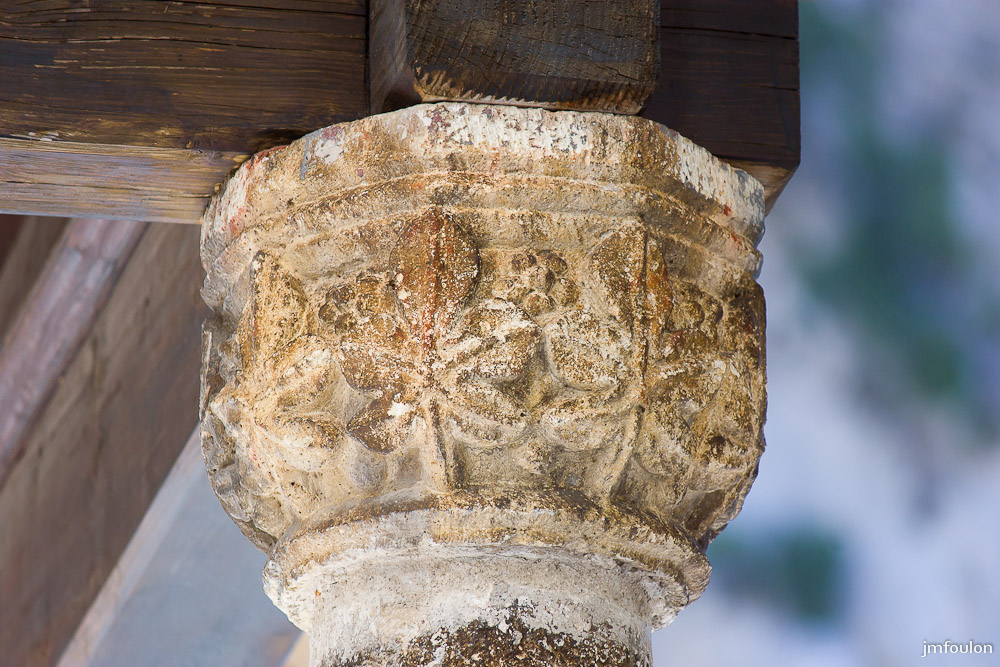 nd-beauvoir-045.jpg - Détail d'un chapitaux d'une des colonnes qui tiens le préau devant l'entrée à Notre Dame de Beauvoir