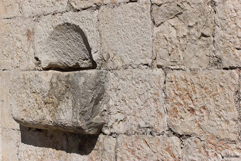 nd-beauvoir-048.jpg - Un bénitier taillé dans la pierre se trouve à  l'extérieur à droite de l'entrée