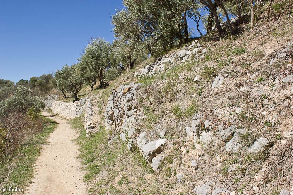 moustier-004.jpg - Ce sentier est un des anciens accès médiévaux au village de Moustiers