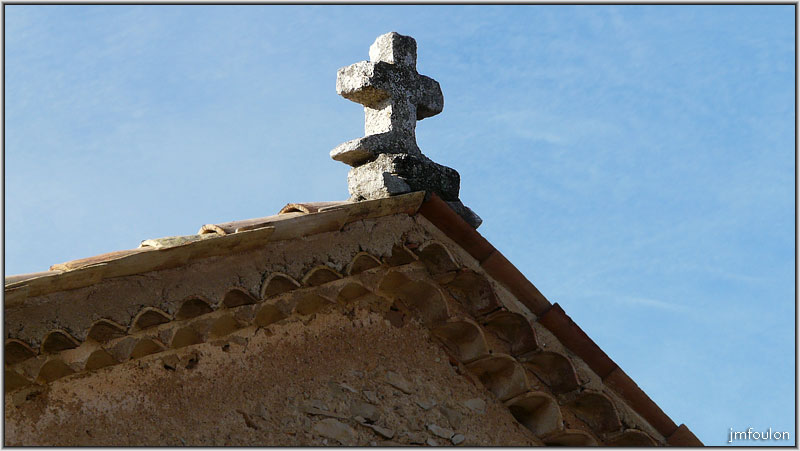 nd-des-ange-30web.jpg - Croix en pierre taillée sur le fait du toit du pignon est ...