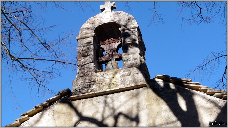 nd-lure-11web.jpg - Ce clocher date du XXème siècle. Le clocher d'origine se trouvait à l'opposé de l'édifice, au dessus et au centre du chevet en croix