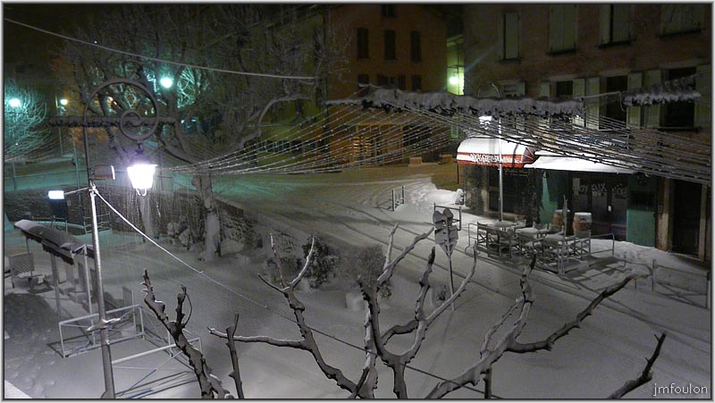 sisteron-neige-8-1-2010_02w.jpg - La neige tombe depuis 9 heures du soir le 7 janvier. Photo prise dans la nuit du 7 au 8 à 4h08