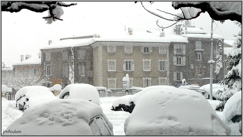 sisteron-neige-8-1-2010_23w.jpg - Vue sur la place du Docteur Robert depuis la terrasse sud du Grand Café