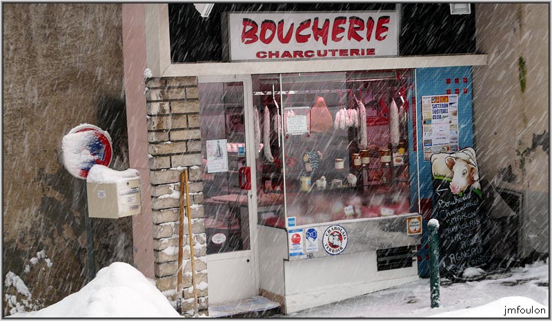 sisteron-neige-8-1-2010_25w.jpg - La boucherie de Jacques et Brigitte Arnoux à l'entrée de la Rue Deleuze