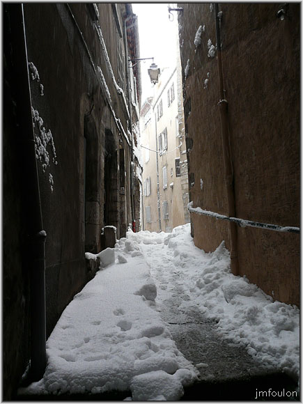 sisteron-neige-8-1-2010_27w.jpg - Rue deleuze depuis l'entrée du couvert menant rue de Glissoir