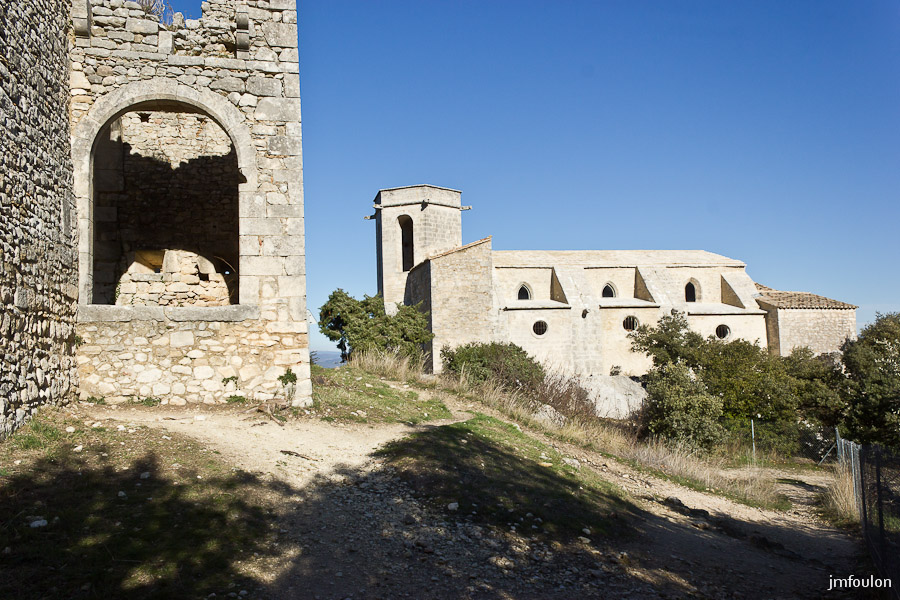 chateau-003-2.jpg - Construction carrée à l'Est du château. A droite, la collégiale ND Dalidon (XVIe)