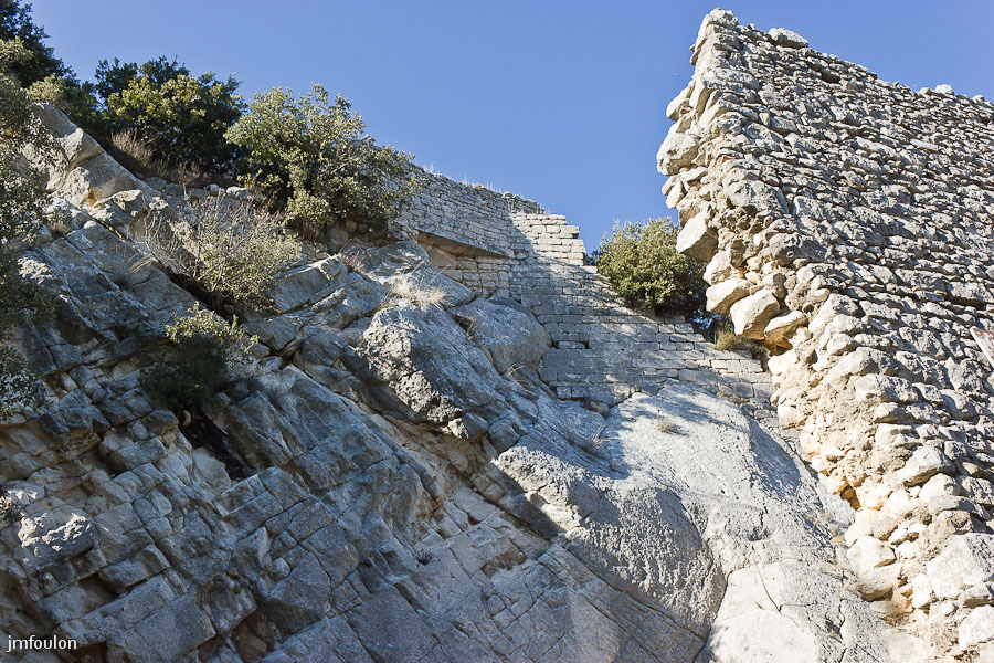 chateau-013-2.jpg - Muraille bâtie sur le rocher.
