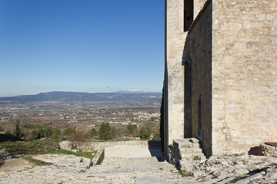 olv-nd-alidon-004-2.jpg - Le parvis caladé de la collégiale offre une vue splendide sur les Monts du Vaucluse et le Ventoux.