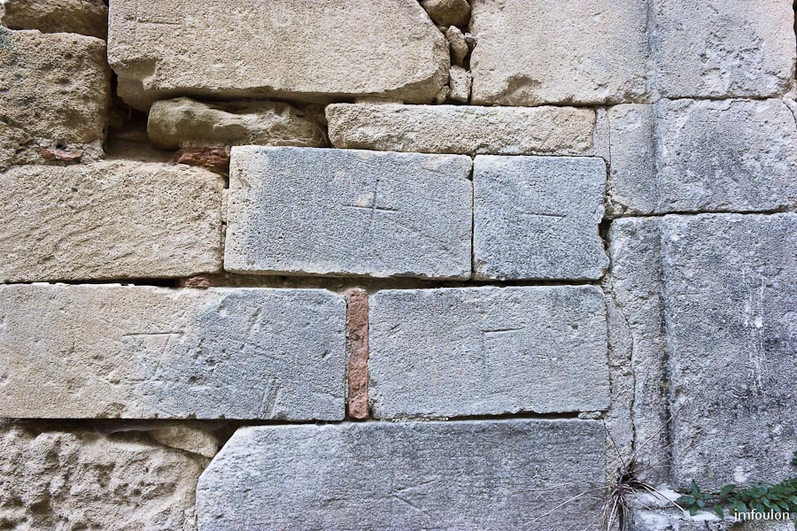 olv-105-2.jpg - Rue du Chapitre - Marque de différents tailleurs de pierres. Ceux-ci étaient généralement payés à la tâche. Chacun avait donc son symbole de reconnaissance.