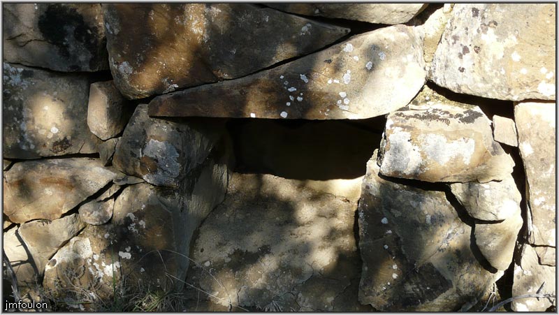 paresous-24web.jpg - Ruine d'un cabanon enchevêtré dans les murets ( détail d'une niche)