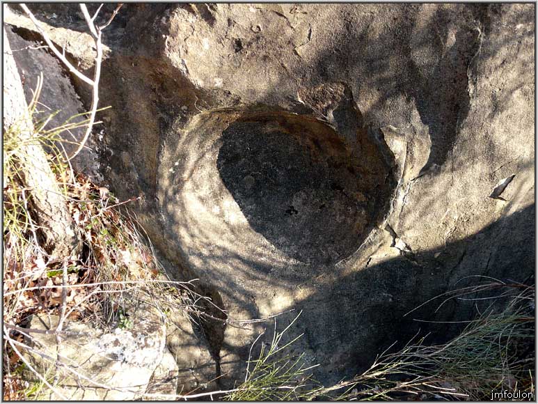 paresous-48web.jpg - Excavation dans la roche qui contenait une des ces fameuses boules