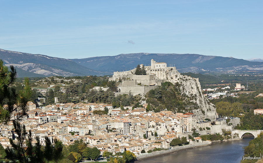 sisteron-10-13-027web.jpg - Sisteron - Alpes de Haute Provence - Au loin le montagne de Chabre ( 1352 m ) A gauche celle de St Cyr (1365 m au Pic du même nom qui n'apparaît pas sur la photo)