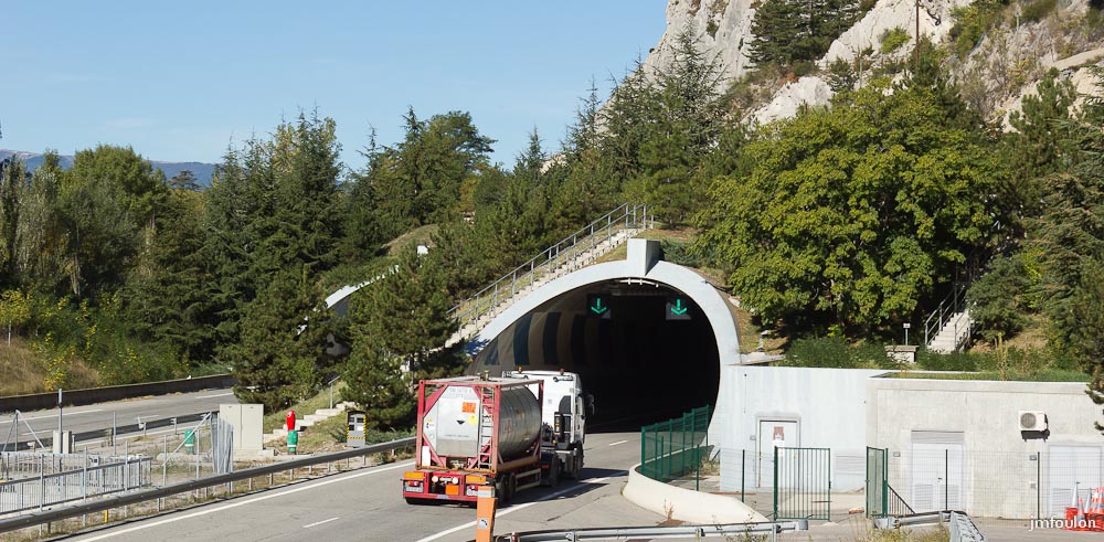 sisteron-A51-04web.jpg - Sisteron - Alpes de Haute Provence - A51 entrée Sud du tunnel de la Baume ( 546 m  de Long )