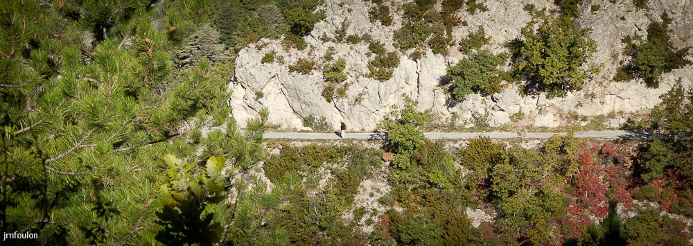 sisteron-rt-entrepierre-03web.jpg - Sisteron - Alpes de Haute Provence - Promeneur sur l'ancienne route d'Entrepierre