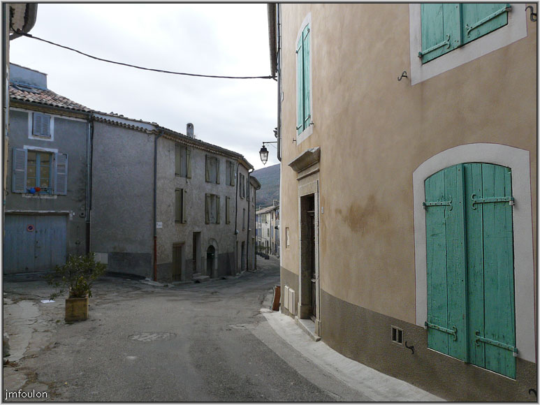 peipin-13web.jpg - Grand Rue. Ancienne route vers Châteauneuf-Val-Saint-Donat avant que ne soit construite la déviation contournant le village par le nord
