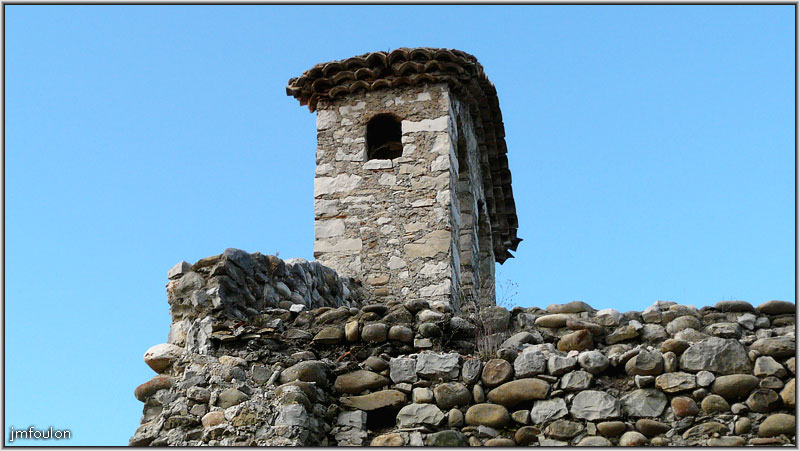 peipin-chateau-13web.jpg - Vestiges du château - Le clocher de la chapelle (vue latérale sud)