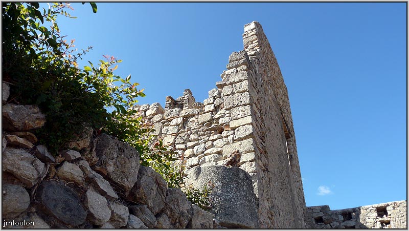 chateau-31web.jpg - Ruines à gauche de l'entrée