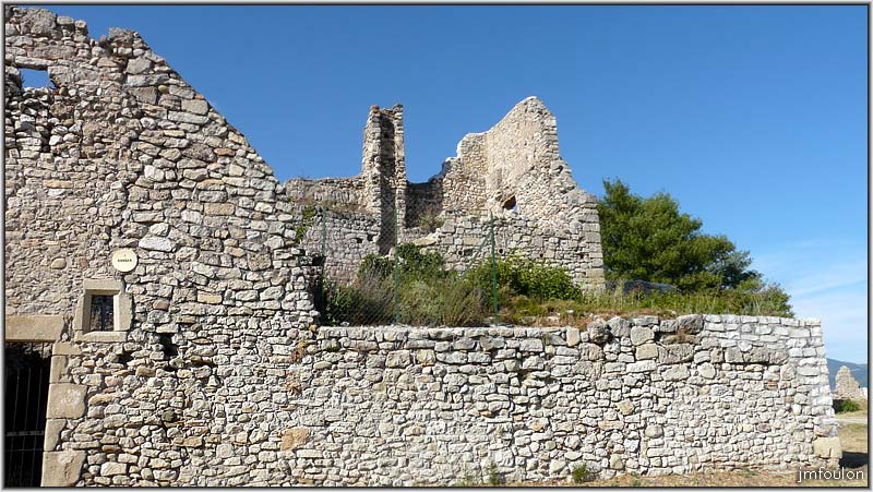 chateau-32web.jpg - Ruines du château depuis la première cour