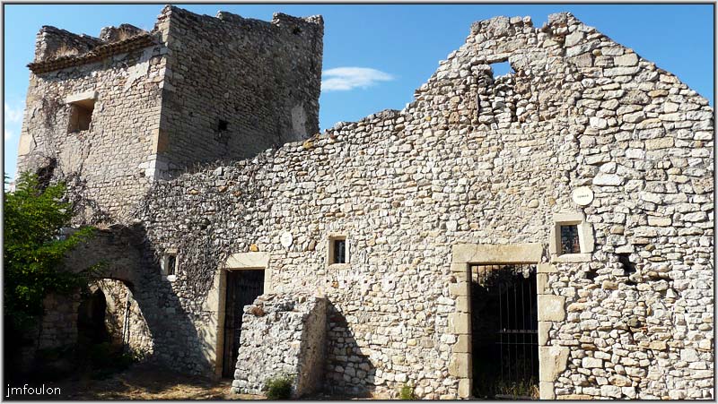 chateau-33web.jpg - Ruines du château depuis la première cour. A gauche le donjon transformé en pigeonnier