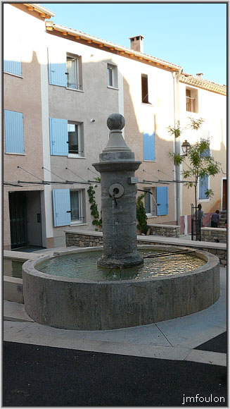 peyruis-18web.jpg - Fontaine dans le village