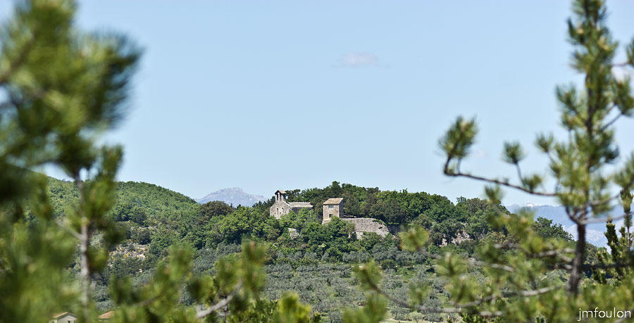 printemps-2013-cvsd-03web.jpg - Le chateau de Peipin (ex Châteaufort du XIIe  detruit en 1793 pendant la Révolution -  La chapelle de style roman du XVIe