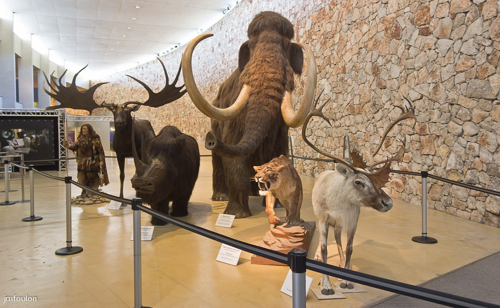 musee-004-2.jpg - A l'entrée du musée, nous sommes accueillis par quelques reprèsentants de l'ère préhistorique, un homme, un mégacéros, un rhinocéros laineux, un mammouth laineux, un tigre à dents de sabres et un renne