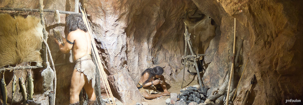 musee-031-2.jpg - Scène de vie au Poléolithique (- 3 millions d'années). Le Paléolithique est la première et la plus longue période de la Préhistoire, contemporaine du Pléistocène, durant laquelle la société humaine est composée exclusivement de chasseurs-cueilleurs.