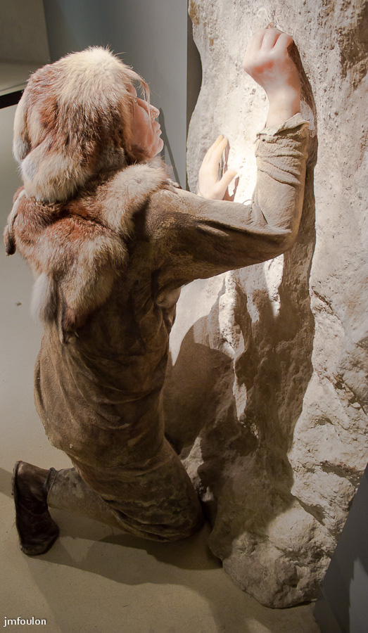 musee-035-2.jpg - Homme de Cromagnon  gravant le petit bison de Ségriès  (- 35000 ans)